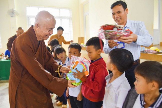 Ban Từ thiện: Tặng quà Trung Thu cho các em học sinh ở Đắk Som, Đăk Nông